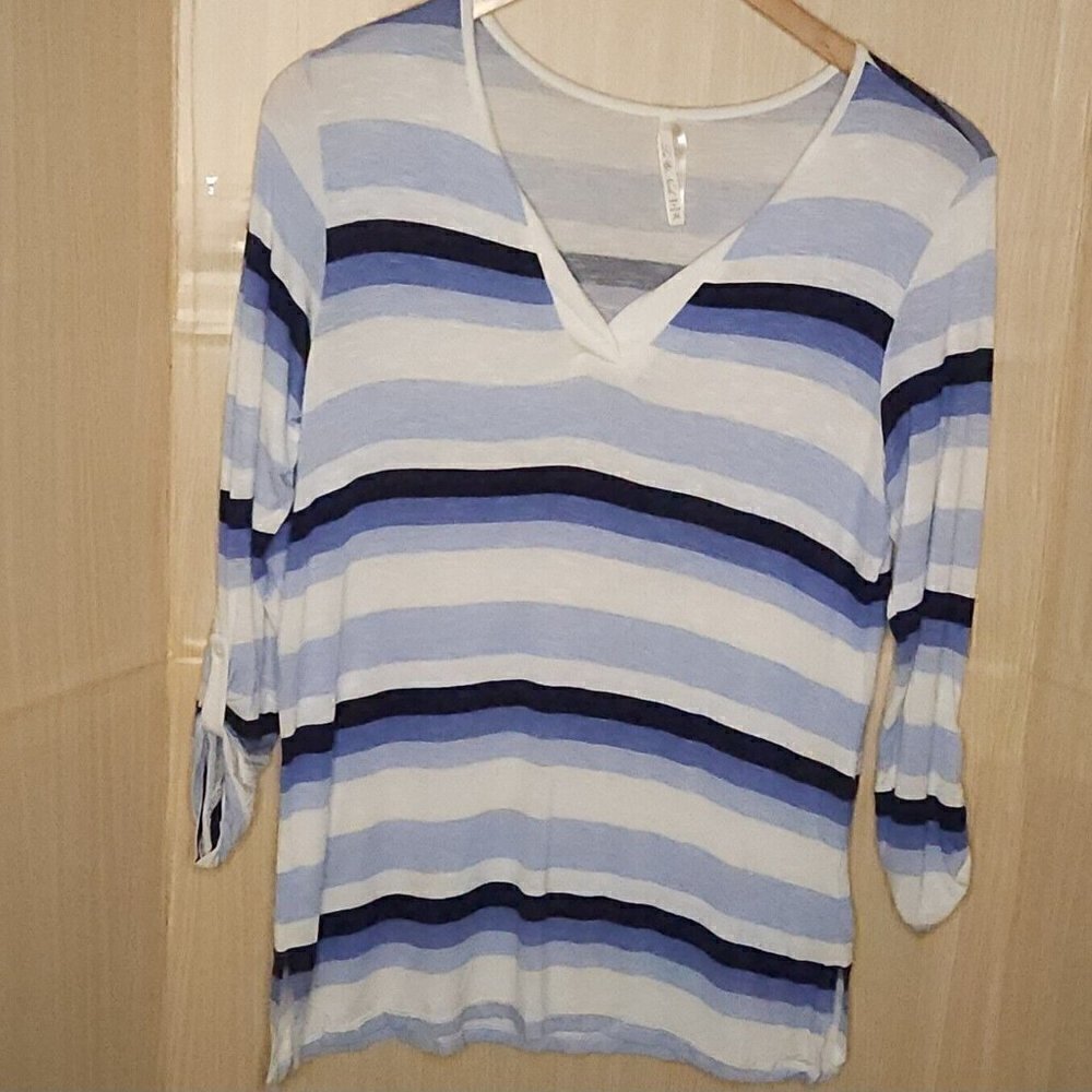 Leo & Nicole Blue Striped Lightweight Long Sleeve Top Medium